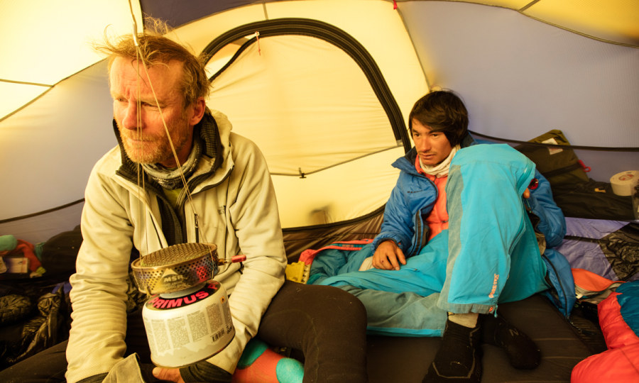 <p>Geschafft: Conrad Anker und David Lama gönnen sich eine Ruhepause im Zelt.</p>