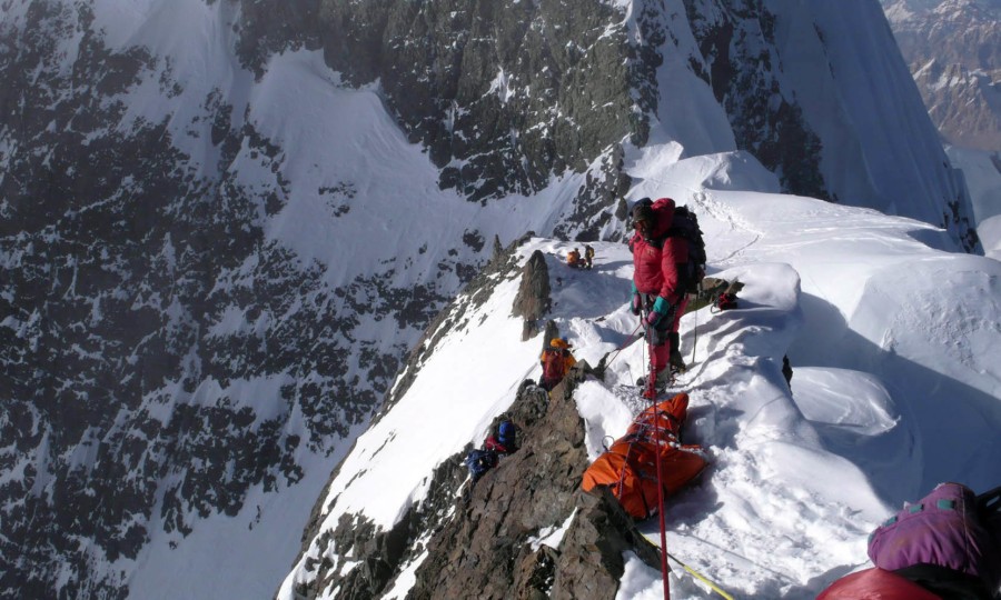<p>Schwierige Bergung am Broad Peak: Das Team von Georg Kronthaler mit den sterblichen Überresten seines Bruders Markus.</p>