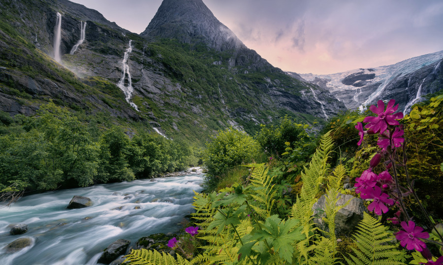 <p>Mit einer Fläche von rund 470 Quadratkilometern gilt der Jostedalsbreen als größter Gletscher auf dem europäischen Festland. Er liegt innerhalb des gleichnamigen Nationalparks im Südwesten Norwegens.</p>
