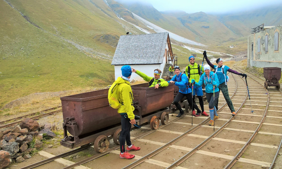 Machen Quatsch: Die Teilnehmer bei der Ankunft an der Schneeberger Hütte im ehemaligen Bergbaugebiet.