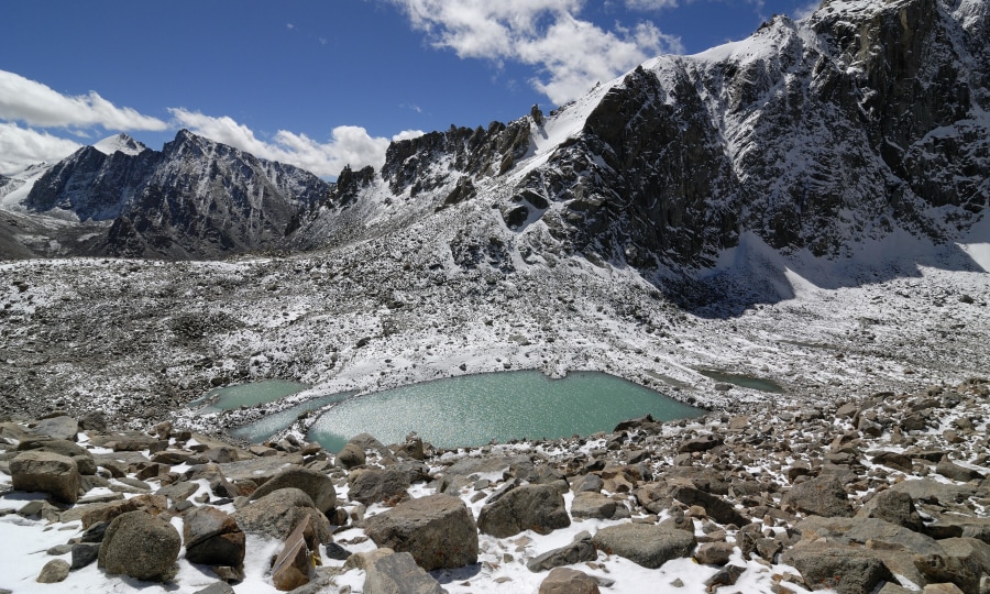 <p>Der Yogi Milarepa soll den Gipfel um 1100 auf einem Sonnenstrahl sitzend erreicht haben. Allerdings, ohne den Berg selbst dabei berührt zu haben.</p>