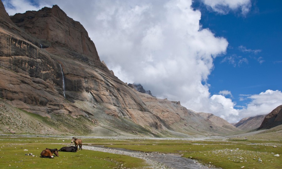 <p>Die Umrundung des Kailash, Kora gennant, verläuft in Höhen von 4600 bis knapp 5700 Metern - den höchsten Punkt bildet der Pass Dolma La. Wer zur Erleuchtung gelangen will, muss den Berg sogar 108 mal umrunden.</p>