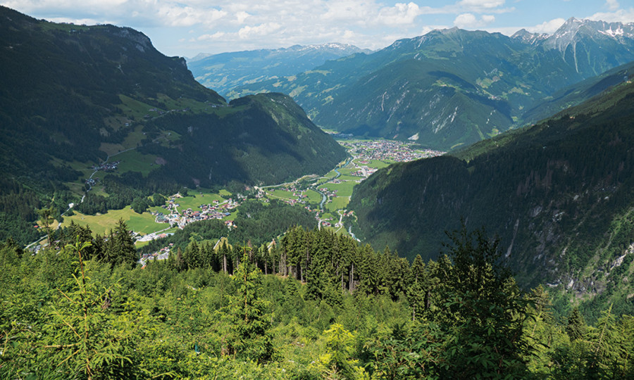 <p>Tiroler Höhenweg: Blick auf Mayrhofen  </p>