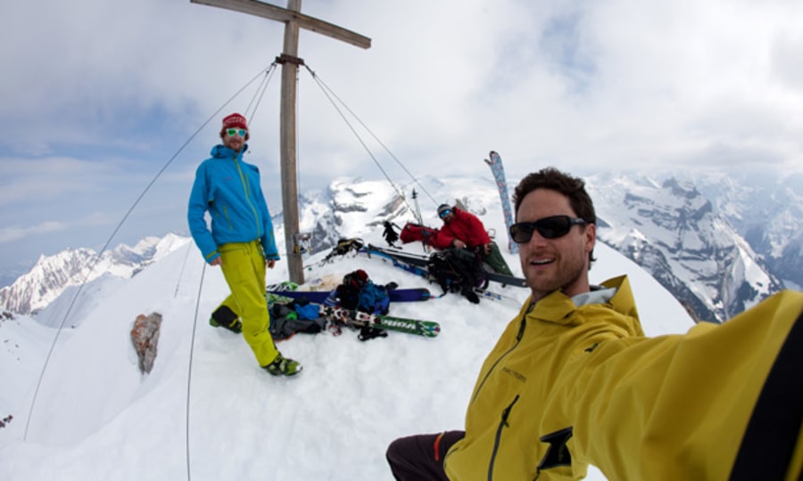 <p>Verdiente Pause: Totti, Knut und Baschi (v. l. n. r.) am Gipfel des Rigidalstocks.</p>