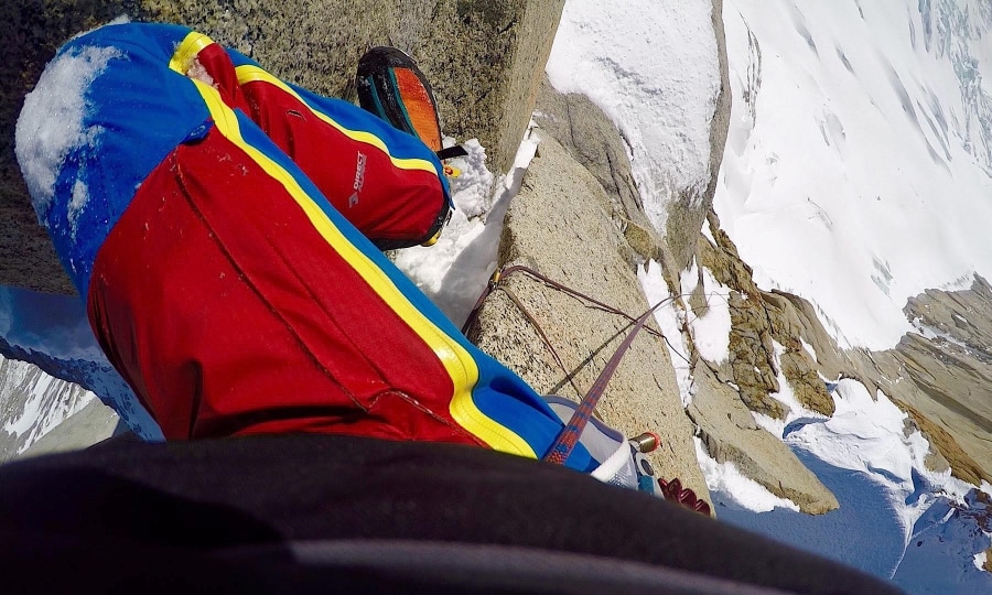 <p>Mit viel Luft unter den Füßen: Markus Pucher bei seiner Solobegehung des Cerro Pollone.</p>