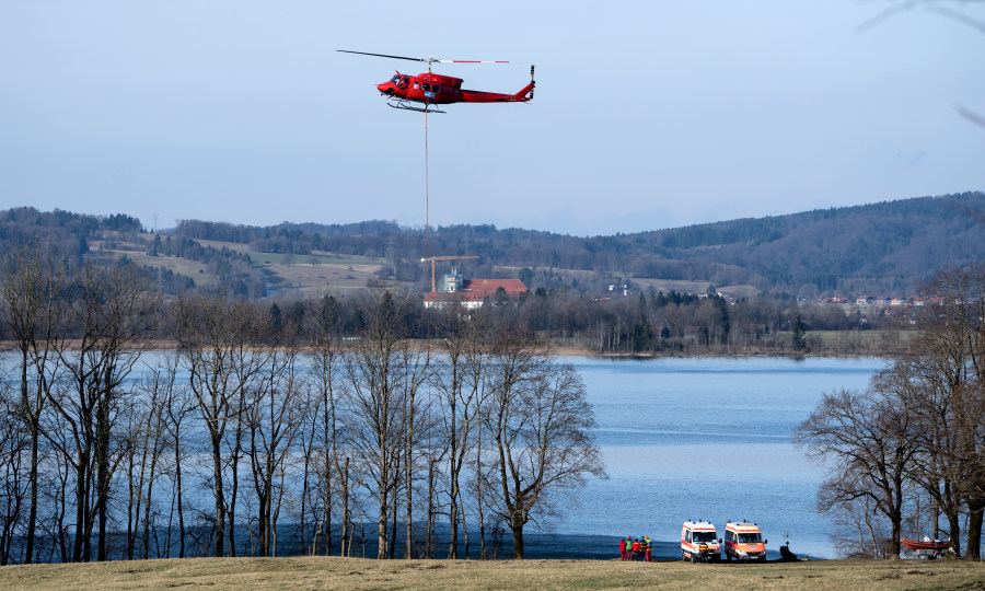 <p>Auftanken: Ein Hubschrauber der Feuerwehr nimmt vom Kochelsee Löschwasser auf.</p>