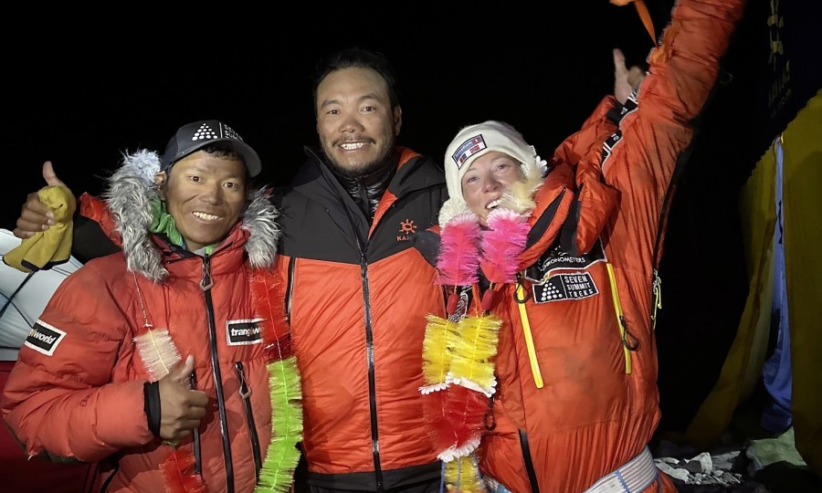 <p>Geschafft: Tenjen Lama Sherpa (links) und Kristin Harila (rechts) nach ihrem letzten 8.000er im Basecamp des K2.</p>