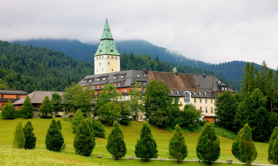 <p>Blickfang am Anfang des Weges: Schloss Elmau.</p>