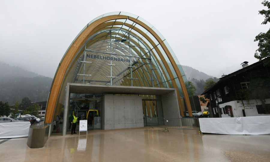 <p>Viel Glas und Holz: die neue Talstation der Nebelhornbahn.</p>