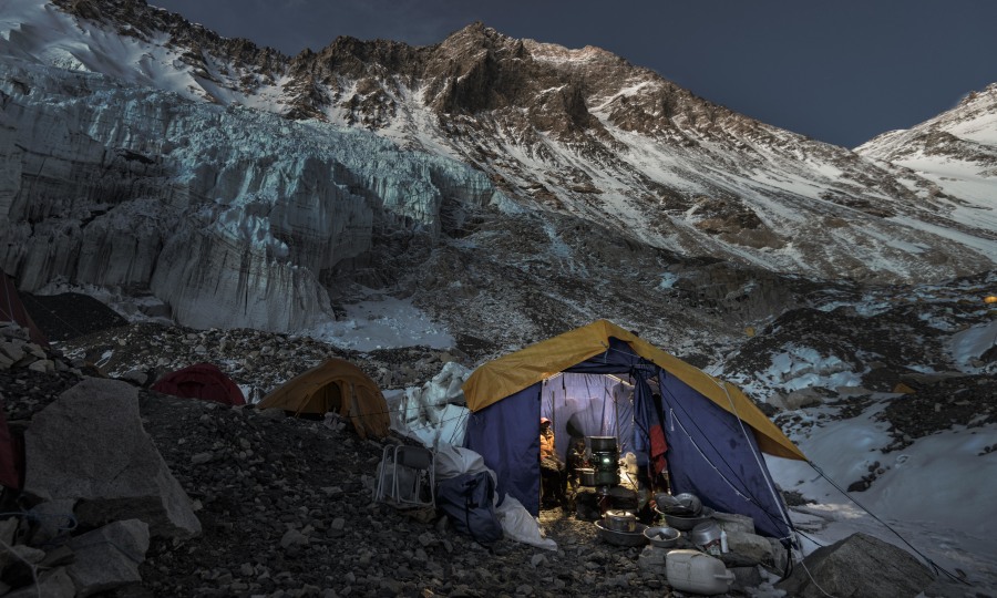 <p>Abendstimmung in einem Zelt in Camp 2 am Everest.</p>
