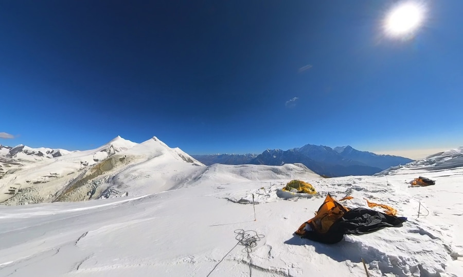 <p>"Hinterlassenschaft" der Saison im Lager 2 am Dhaulagiri (8176 m). Entstanden im Herbst bei Davids Versuch einer Winterbesteigung.</p>