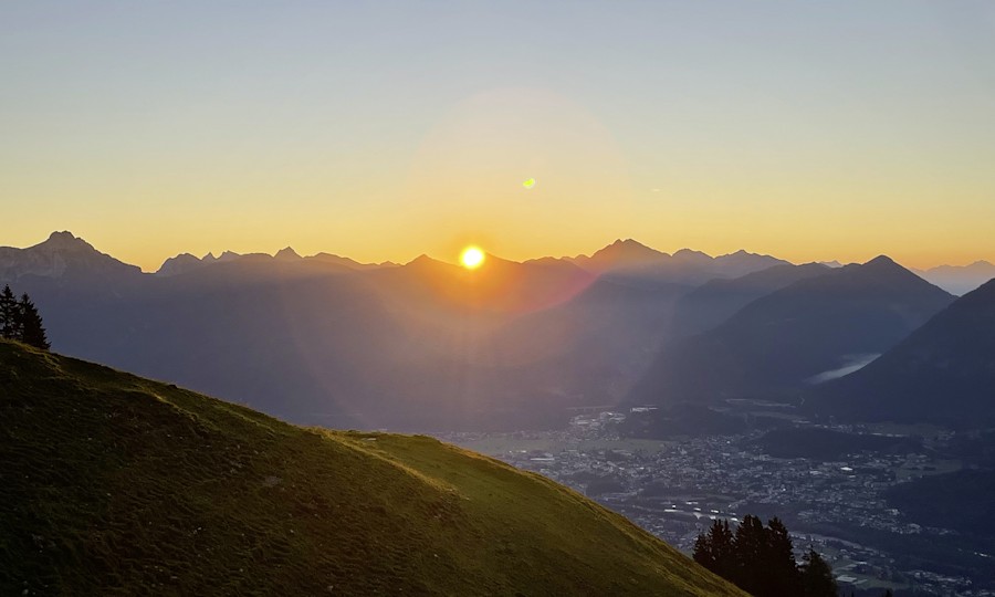 <p>Der frühe Vogel fängt diesen Sonnenaufgang vor der Lechaschauer Alm.</p>