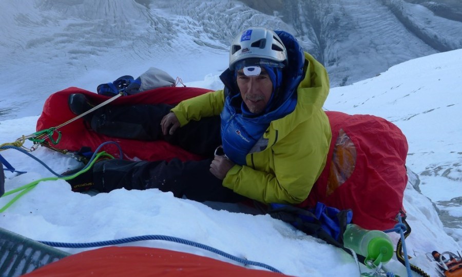 <p>Frostiges Erwachen: Vic Saunders biwakiert in der Nordwand des Sersank.</p>
