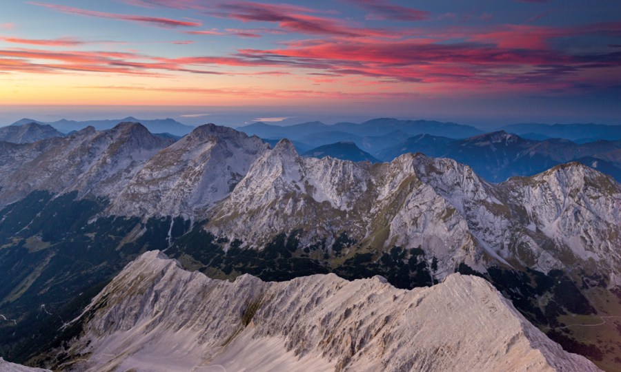 <p>Blaue Stunde auf der Birkkarspitze mit Blick über die Nördliche Karwendelkette ins Alpenvorland.</p>