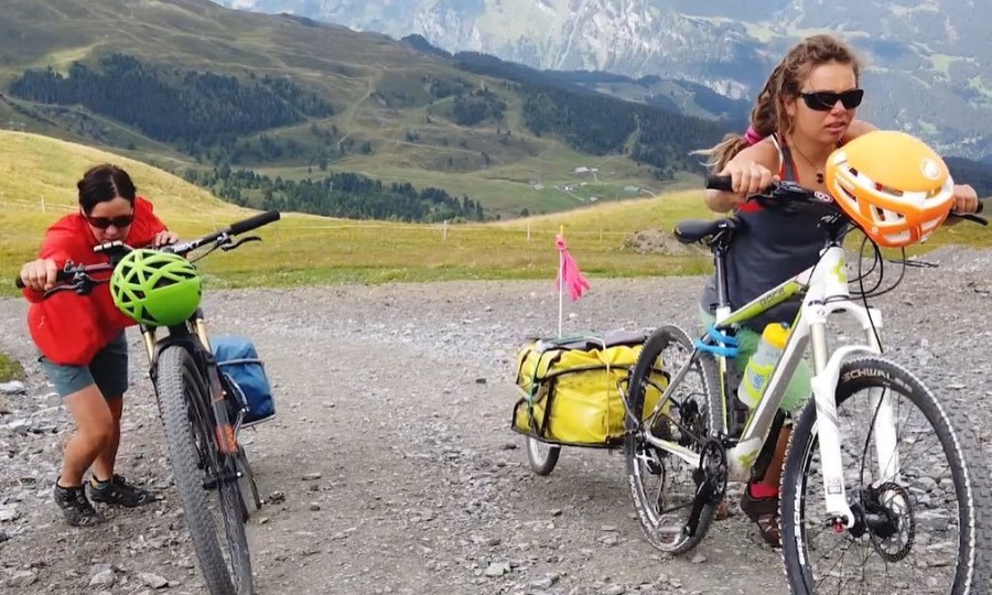 <p>Erst die Arbeit, dann das Kletter-Vergnügen: Ines Papert und Caro North bei ihrem Schweiz-Abenteuer.</p>