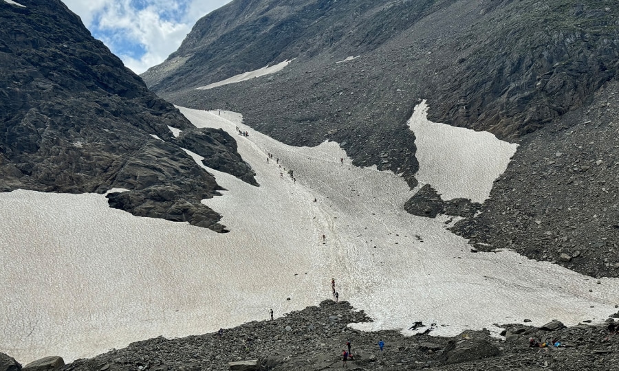 <p> An Seilen ging es unter Aufsicht der Bergwacht die Pfandlscharte hinab.</p>