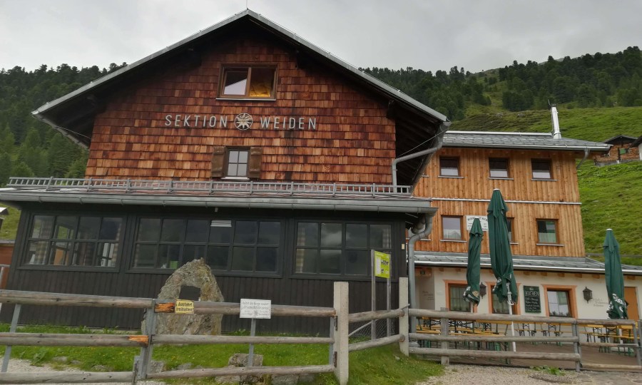 <p>Die Weidener Hütte am Inntaler Höhenweg</p>
