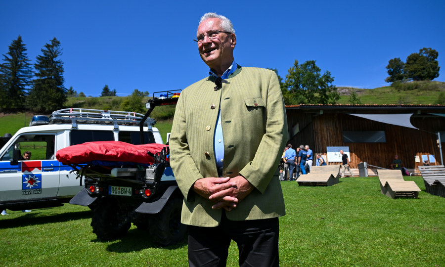 <p>Joachim Herrmann (CSU), Innenminister von Bayern, nahm im August am Berggasthof Hocheck an einer Pressekonferenz teil. Thema waren die Gefahren des Klimawandels im Bergsport sowie Herz-Kreislaufprobleme als häufigste Unfallursache in den Bergen. </p>