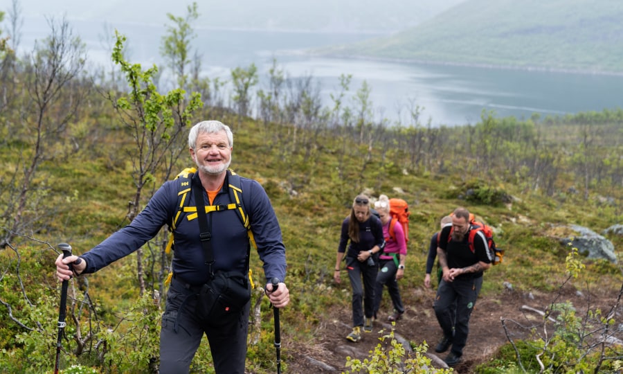 <p>ALPIN-Chefredakteur Bene Benedikt beim Materialtest im hohen  Norden: Mit Ausrüstung von Helly Hansen geht es auf den Segla (639 m). Tief  drunten der Mefjord.</p>