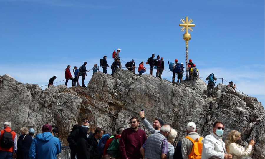 <p>Normalität an der Zugspitze: Schlange stehen am Gipfelkreuz.</p>