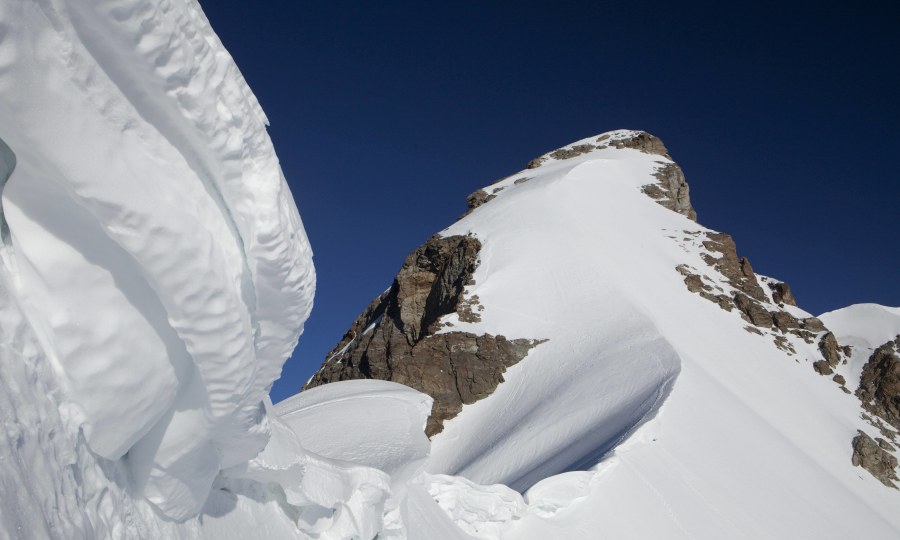 <p>Zeit zum Durchschnaufen am Skidepot im Rottalsattel, ehe der immer steiler werdende Gipfelanstieg beginnt.</p>