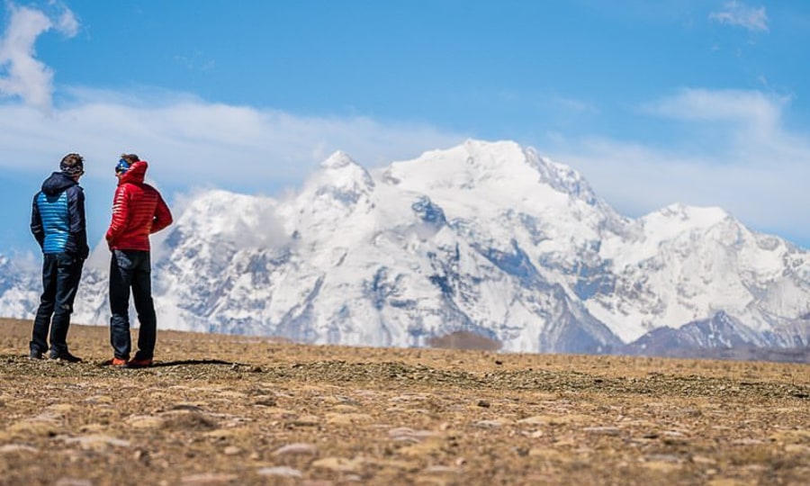 <p>Das Ziel fest im Blick: David Göttler und Ueli Steck vor der mächtigen Bergkulisse der Shishapangma.</p>