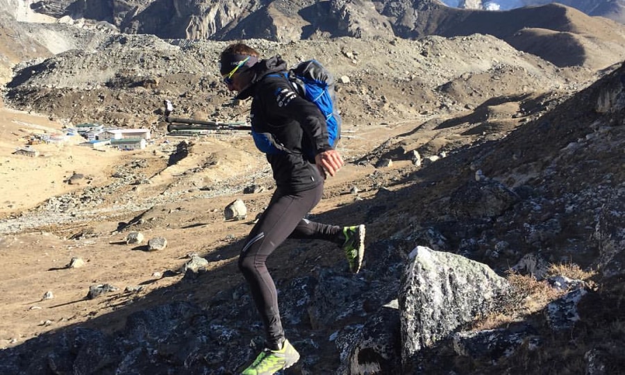 <p>Wie immer schnell unterwegs: Ueli Steck beim Trailrunning im Khumbu Valley.</p>