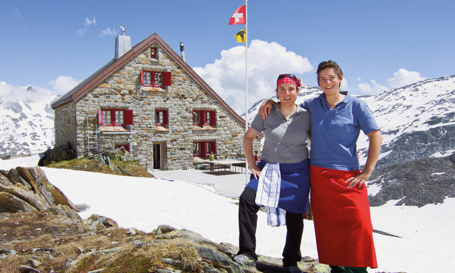 <p>Die SAC-Hüttenwartinnen Jeanne Richenberger und Tanja Pfammater vor der Rotondohütte (zur Sendung am 28. Mai um 10.25 Uhr)</p>
