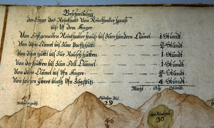 <p>Ausschnitt einer um das Jahr 1770 entstanden Karte der Zugspitzregion, die 2006 im Archiv des Deutschen Alpenvereins wiederentdeckt worden war. Darauf finden sich auch Angaben zu Etappen und Gehzeiten, unter anderem für den Weg „ybers blath uf Zugspitze". Der Fund nährte Spekulationen, dass die Zugspitze weit früher als bisher angenommen bestiegen worden sein könnte. Historiker sehen in der Karte jedoch keinen Beleg für eine frühere Erstbesteigung des Berges.</p>