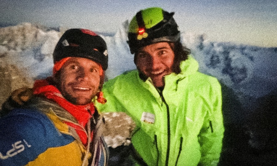 <p>In der Abenddämmerung erreichten Roger Schäli & Simon Gietl den Gipfel der Petit Dru.</p>
