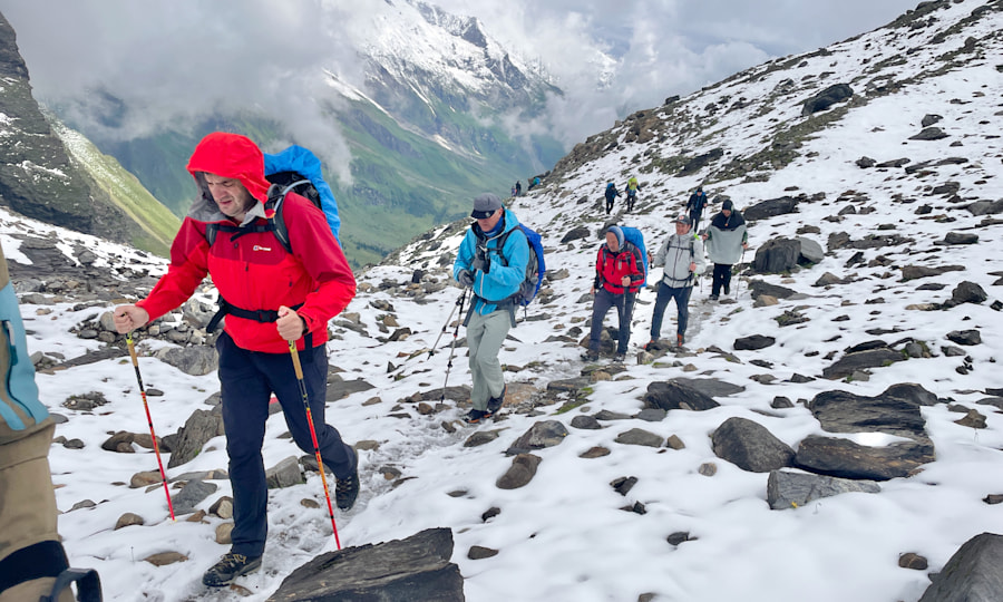 <p>Auch bei winterlichen Verhältnissen muss der Bergwanderführer seine Gruppe sicher führen.</p>