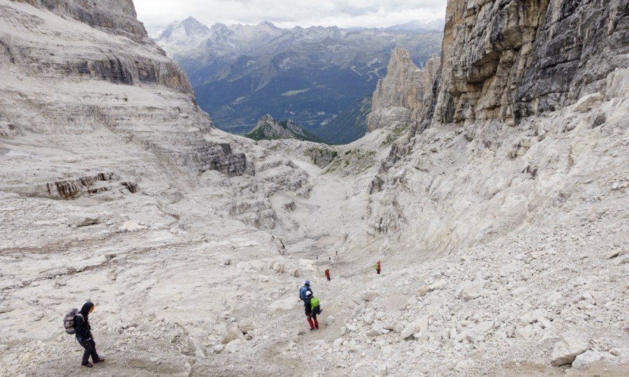 <p>Tendenziell steinig: Nach der Vedretta di Brenta führt der Abstieg zur Tucketthütte durch dieses Schutttal.</p>