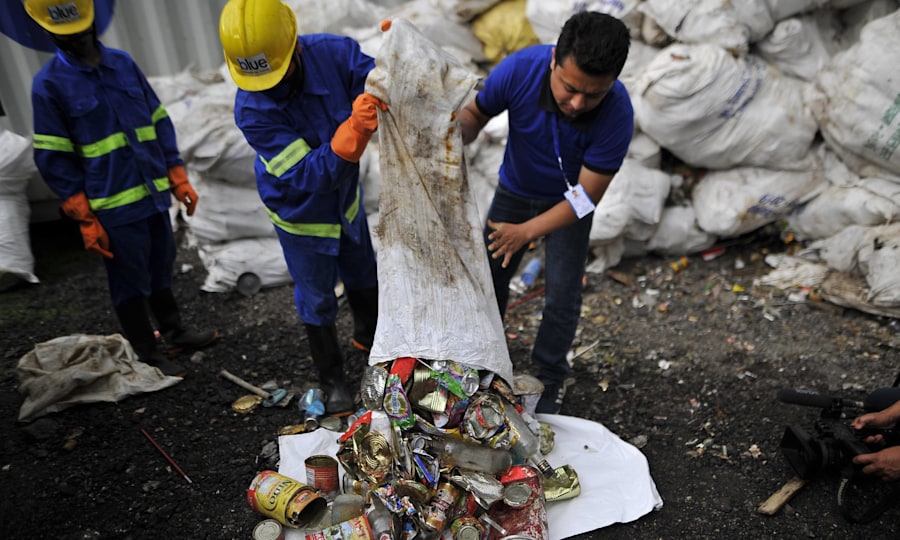 <p>Tonnen von Müll nach Sammelaktion am Mount Everest.</p>