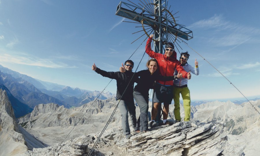 <p>Am Gipfel der Großen Seekarspitze blickt man bei klarer Sicht bis zum Alpenhauptkamm. </p>