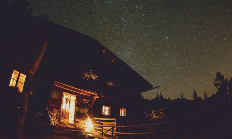 <p>Die Pleisenhütte und ein gigantischer Sternenhimmel.</p>