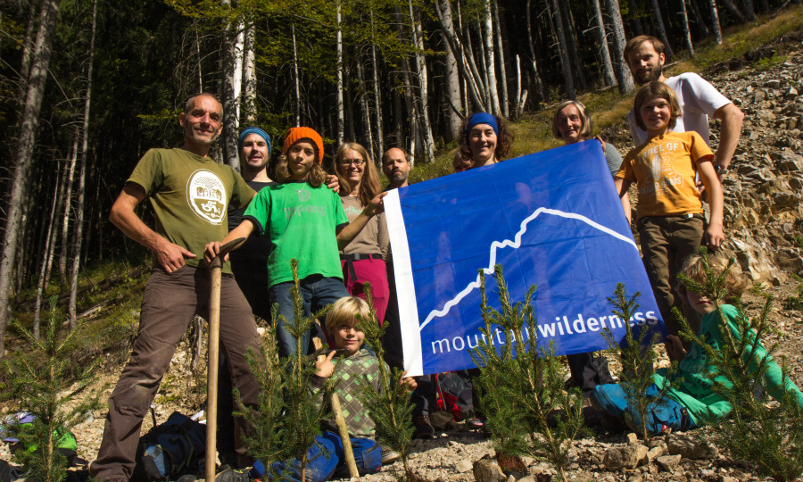 <p>Mitglieder von Mountain Wilderness Deutschland bei der Aufforstungsaktion am Grasleitensteig  am 15. Oktober</p>