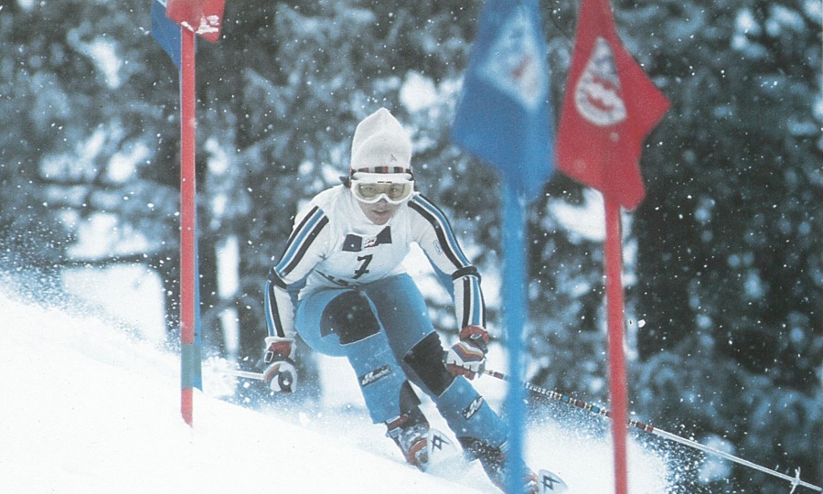 <p>Völkl engagiert sich 1970 erstmals im internationalen alpinen  Skirennsport und hat damit eine Erfolgsgeschichte losgetreten, die reich an  Weltcup-Siegen, Weltmeistertiteln und olympischem Edelmetall ist. Eine der  bekanntesten Völkl Athleten in diesem Rahmen ist unter anderem Hanni  Wenzel, die auf diesem Bild von 1975 zu sehen ist.   </p>