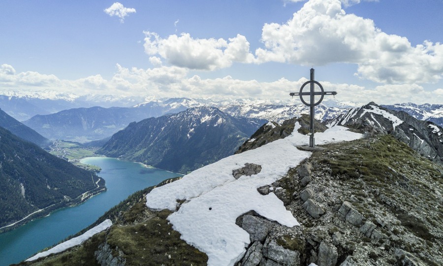 <p>Symbolbild, das nicht die aktuellen Verhältnisse zeigt! Blick auf Seekarspitze am Achensee mit Gipfelkreuz.</p>