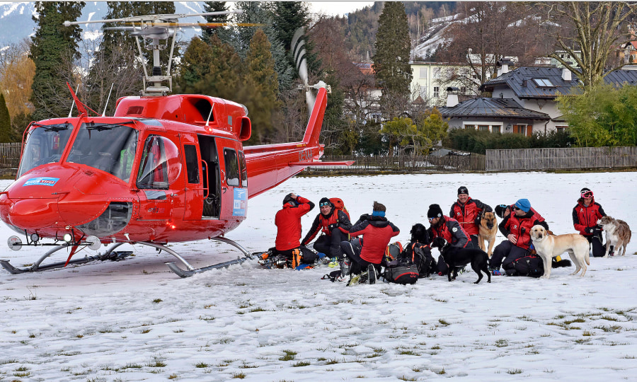 <p>Lawinenunglück in Tirol: Hilfskräfte vor dem Start mit einem Hubschrauber.</p>