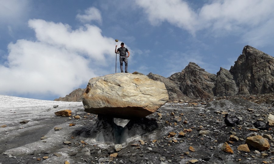 <p>Gletschermesser bei der Arbeit auf einem Gletschertisch am Guslarferner in den Ötztaler Alpen im Sommer 2019.</p>