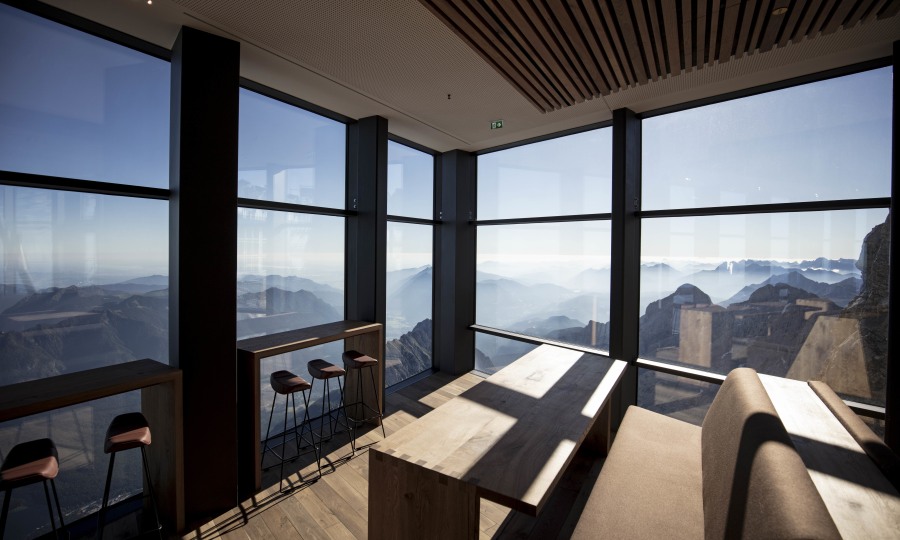 <p>Baukunst, doch der eigentliche Star ist die Natur: Panoramablick aus dem neuen Zugspitz-Gipfelrestaurant.</p>