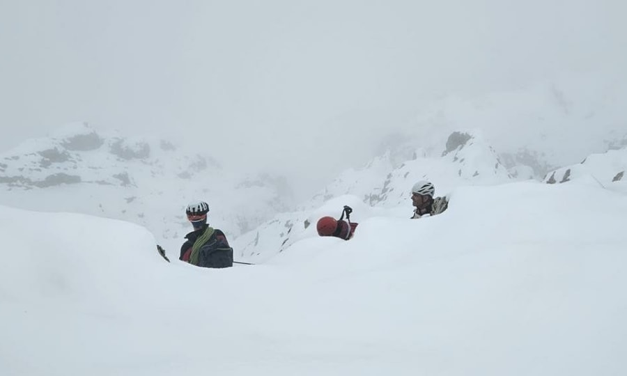 <p>Die Retter kämpften sich im Neuschnee zu den Bergsteigern vor.</p>