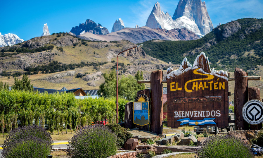 <p>Eine Kulisse, die sich sehen lassen kann: El Chaltén mit den Bergikonen Cerro Torre (links) und Fitz Roy im Hintergrund.</p>