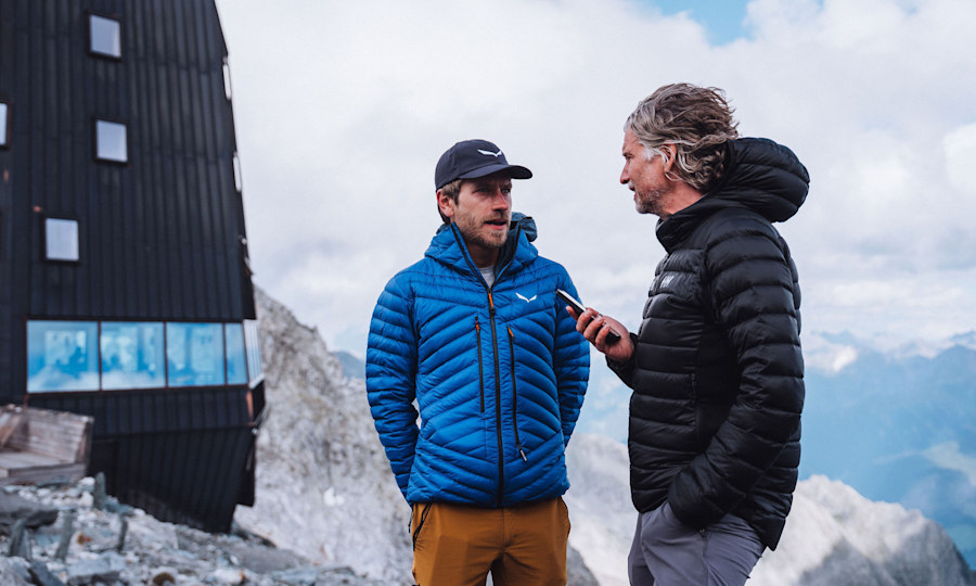 <p>Im Gespräch vor der Schwarzensteinhütte auf über 3000 Metern Höhe: Simon Messner mit Holger Rupprecht.</p>