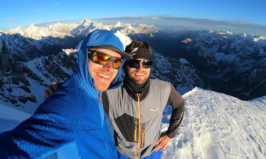 <p>Bei einer 7000er-Erstbesteigung im Karakorum 2023: Simon Messner (li.) und Martin Sieberer.</p>
