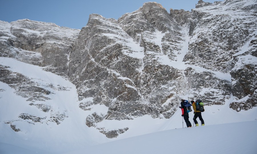 <p>Aufstieg zum Wandfuß: David Lama und Peter Mühlburger auf Skiern.</p>