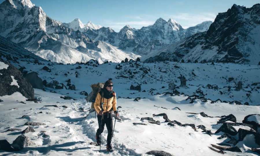 <p>Jost Kobusch beim Everest Zustieg im Jahre 2019 in der Khumbu Region.</p>