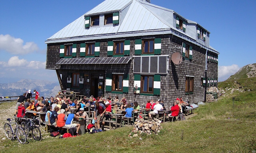 <p>10. Die Reichenstein-Hütte in der Steiermark, ÖAV.</p>