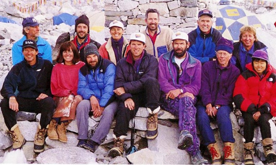<p>Gruppenfoto des Adventure Consultants Team vor der Tragödie 1996: Nicht zurück kehrten Doug Hansen (links unten), Andy Harris (Mitte unten), Rob Hall (dritter von rechts unten and Yasuko Namba (rechts unten)</p>