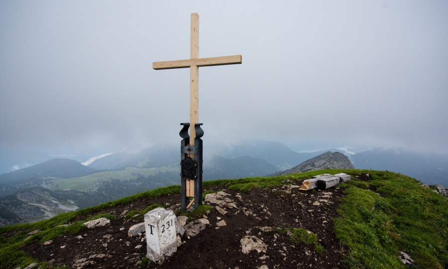 <p>Das neue, angeblich von Mitgliedern der "Identitären"-Bewegung errichtete "Ersatzkreuz" am Gipfel des Schafreuter.<br></p>